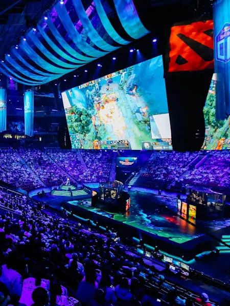 DOTA2电竞锦标赛选手比赛场景